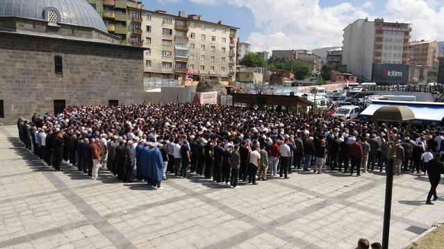 Erzurum'un Oltu ilçesinde düğün fotoğrafçısı 3 genç kazada hayatını kaybetti, üçü de ailelerin tek erkek evladıydı