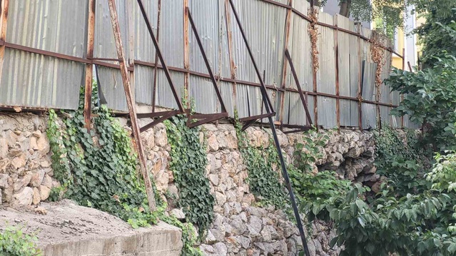Kemaliye'de İstinat Duvarı Tehlikesi
