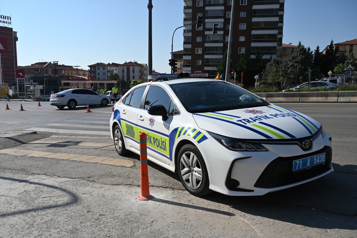 Kırıkkale'de Otomobilin Beton Bariyere Çarpması Sonucu Sürücü Yaralandı ve Hastaneye Kaldırıldı