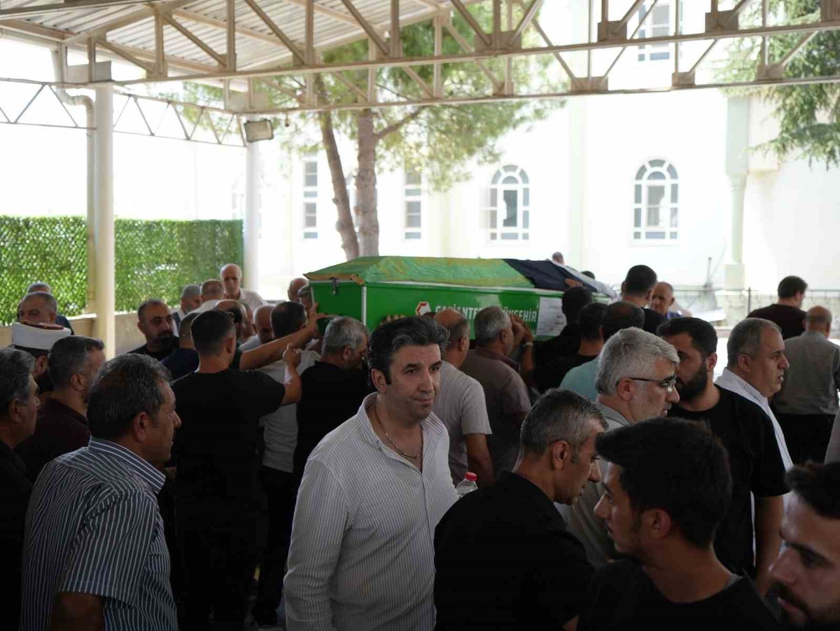 KKTC'deki Gemi Faciasında Hayatını Kaybeden 14 Yaşındaki Nisa Törer, Gaziantep'te Gözyaşlarıyla Son Yolcul...