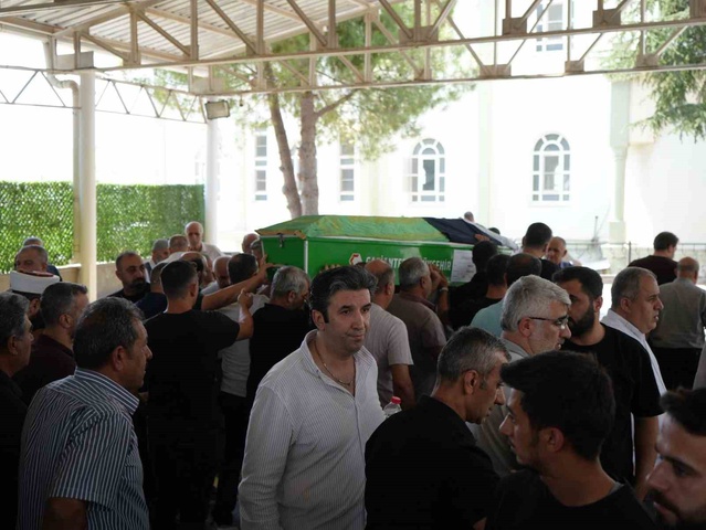 KKTC'deki Gemi Faciasında Hayatını Kaybeden 14 Yaşındaki Nisa Törer, Gaziantep'te Gözyaşlarıyla Son Yolculuğuna Uğurlandı