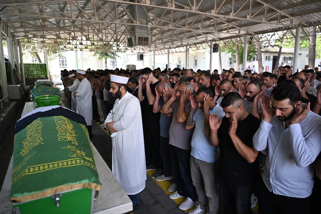 Gaziantep'te 14 yaşındaki Nisa Törer son yolculuğuna uğurlandı, babası Ferdi Törer hâlâ kayıp