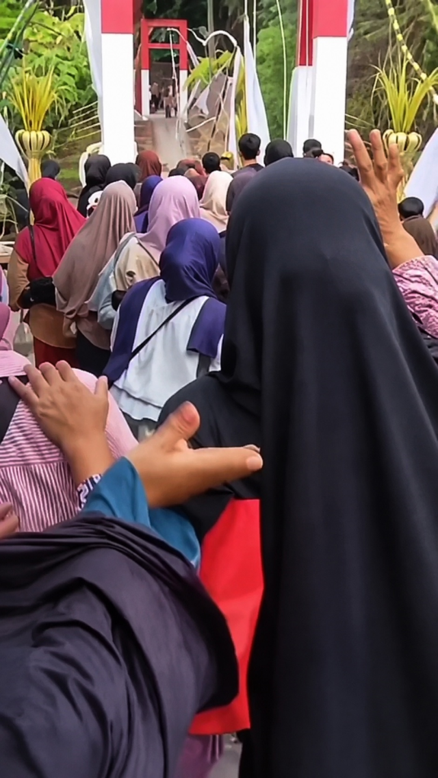 Kullanmaya vakit olmadı, 724 bin dolarlık asma köprü açılışta çöktü