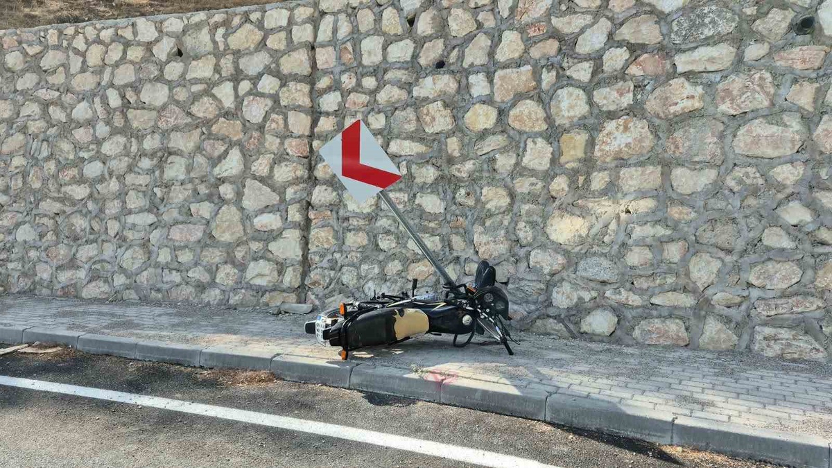 Adıyaman'da motosiklet önce yön levhasına sonra istinat duvarına çarptı: 1 ağır yaralı
