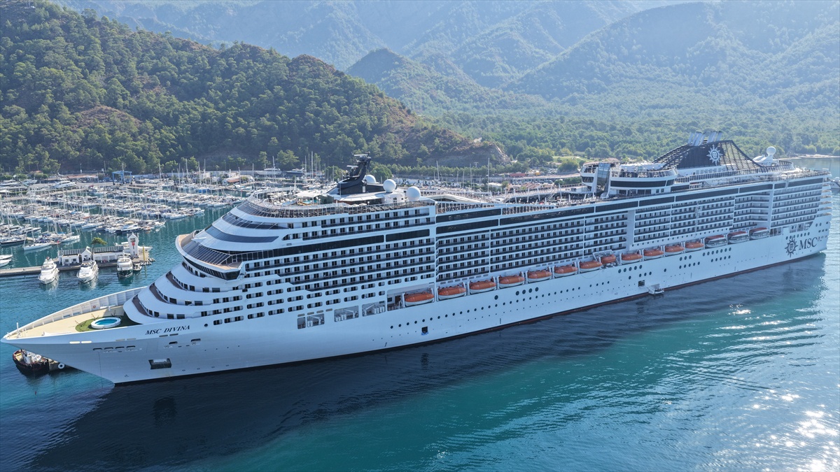 Marmaris\'e Panama Bayraklı MSC Divina Kruvaziyeriyle 4 Bin 63 Avrupalı Turist Geldi