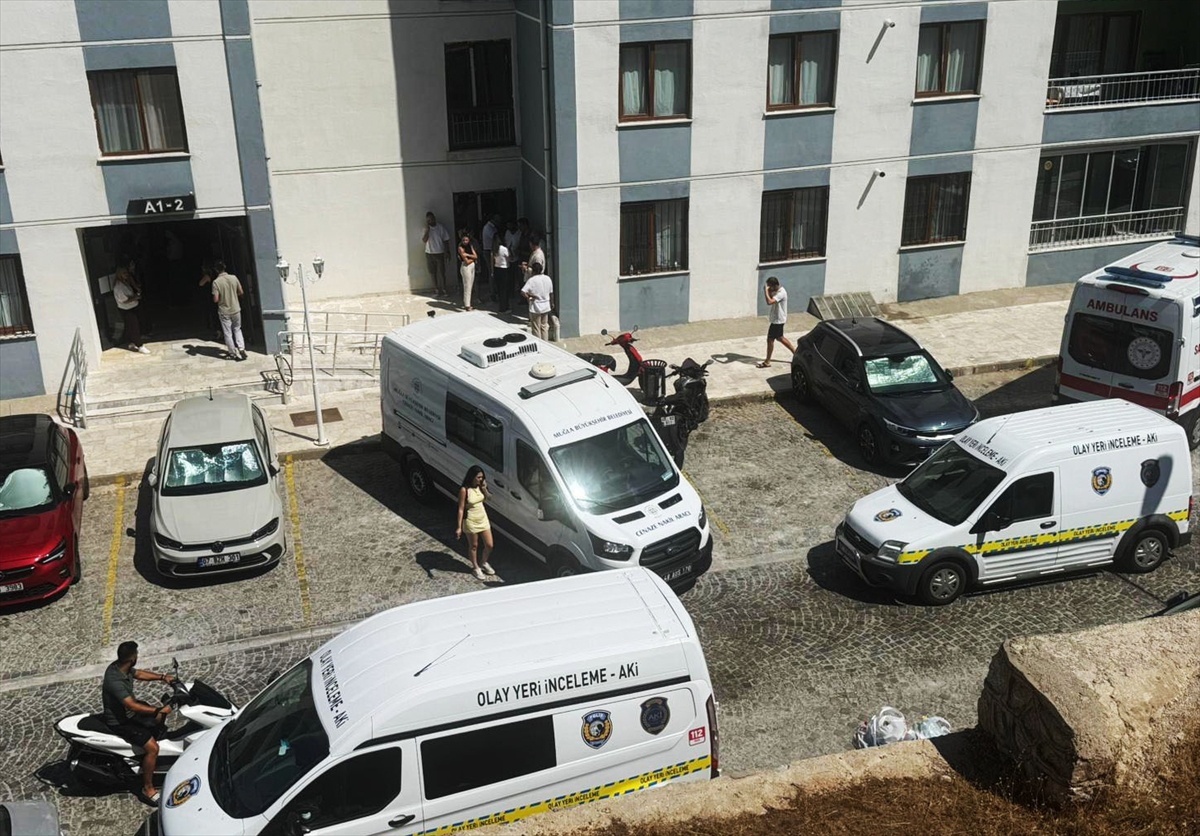 Muğla\'nın Menteşe ilçesinde bir evde eski sevgililer silahla başlarından vurulmuş halde ölü bulundu