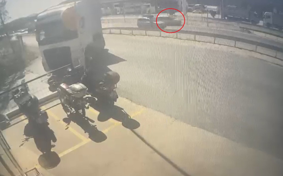 Bursa'nın Orhangazi ilçesinde bariyerlere çarpıp refüje düşen otomobilde 1'i ağır 3 kişi yaralandı, kaza k...