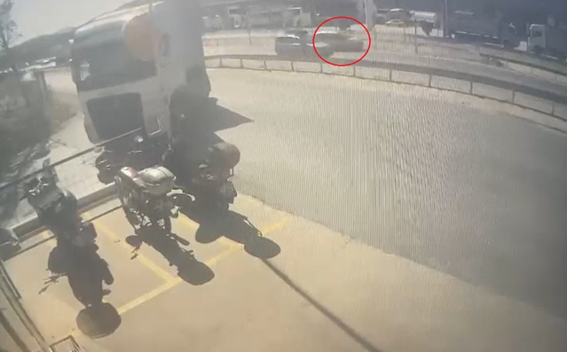Bursa'nın Orhangazi ilçesinde bariyerlere çarpıp refüje düşen otomobilde 1'i ağır 3 kişi yaralandı, kaza kamerada