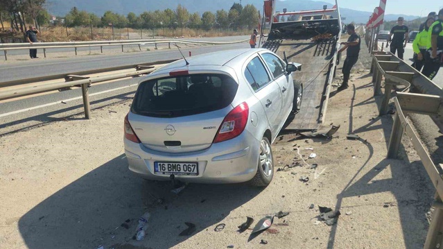 Orhangazi'de otomobil kontrolden çıkıp bariyerleri aştı, 3 kişi yaralandı
