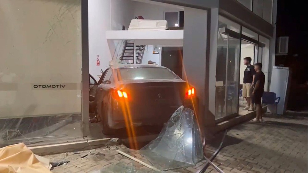 Mersin'de Otomobil Galeriye Girdi