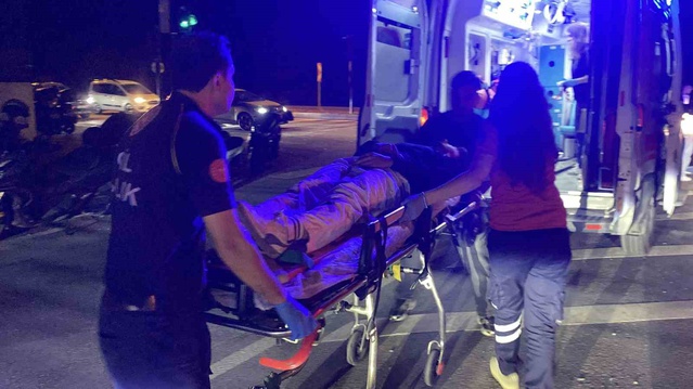 Bursa'nın İnegöl ilçesinde otomobilin çarptığı motosikletteki 2 kişi yaralandı