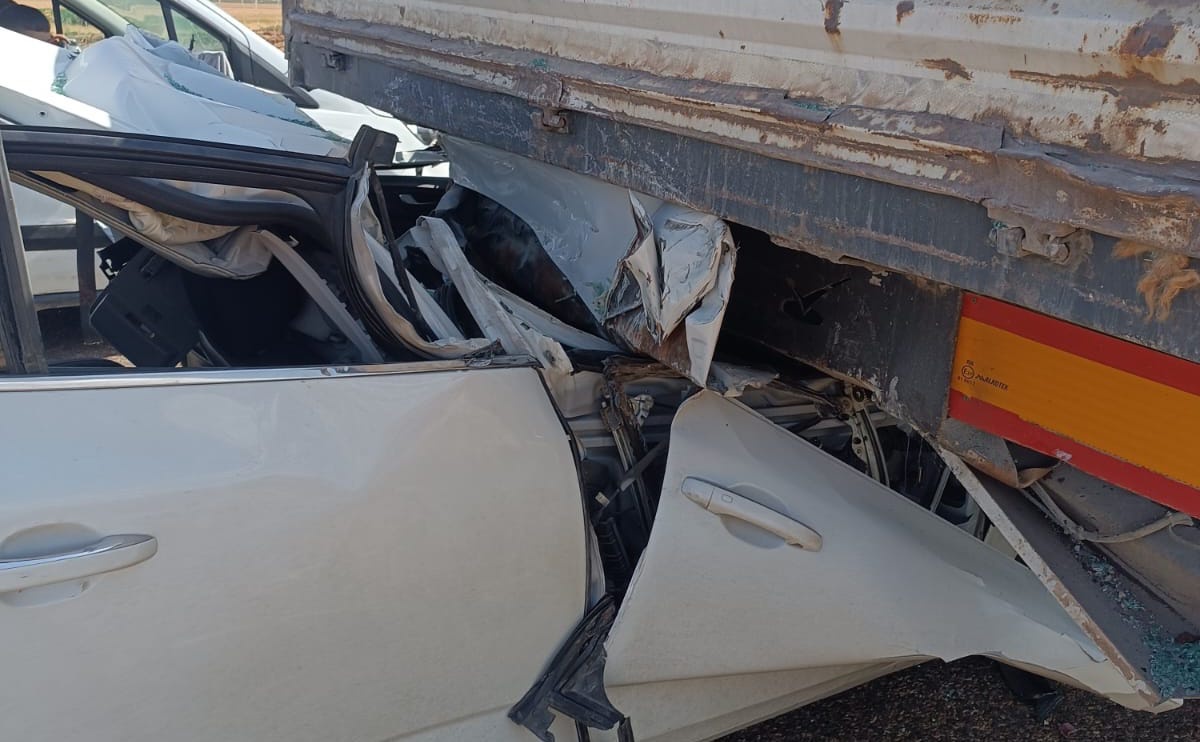 Adıyaman'ın Besni ilçesinde otomobil TIR'a arkadan çarptı, 2 kişi yaralandı