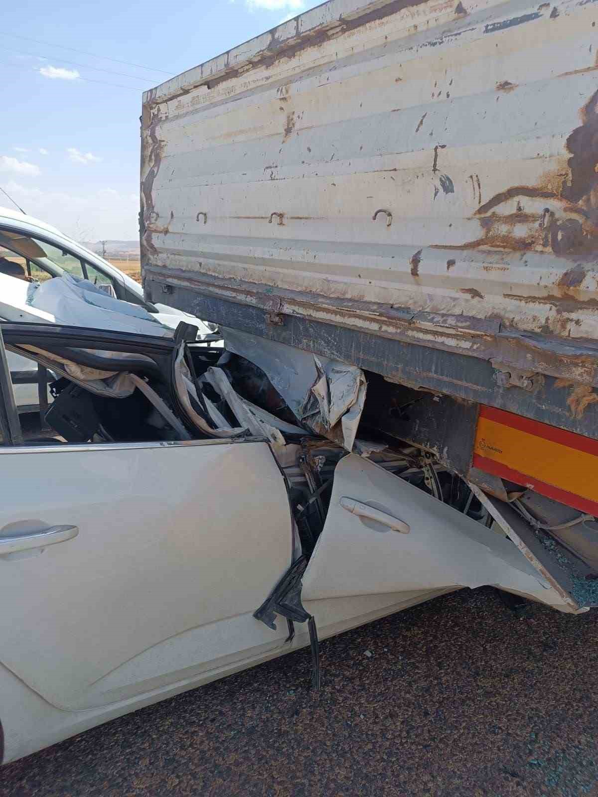 Adıyaman'ın Besni ilçesinde otomobil tıra arkadan çarptı: 1 kişi ağır yaralı, sürücü sıkıştı