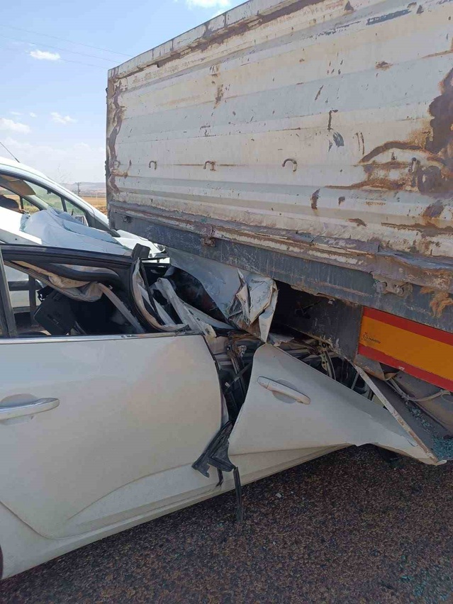 Adıyaman'ın Besni ilçesinde otomobil tıra arkadan çarptı: 1 kişi ağır yaralı, sürücü sıkıştı