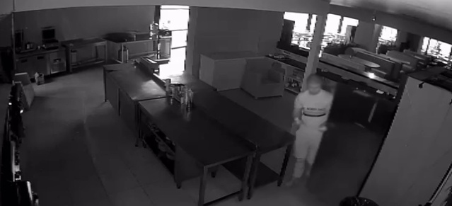 Elazığ'da kafeye giren hırsızlar kasayı boşaltıp sucuklu yumurta yaptı, o anlar kamerada