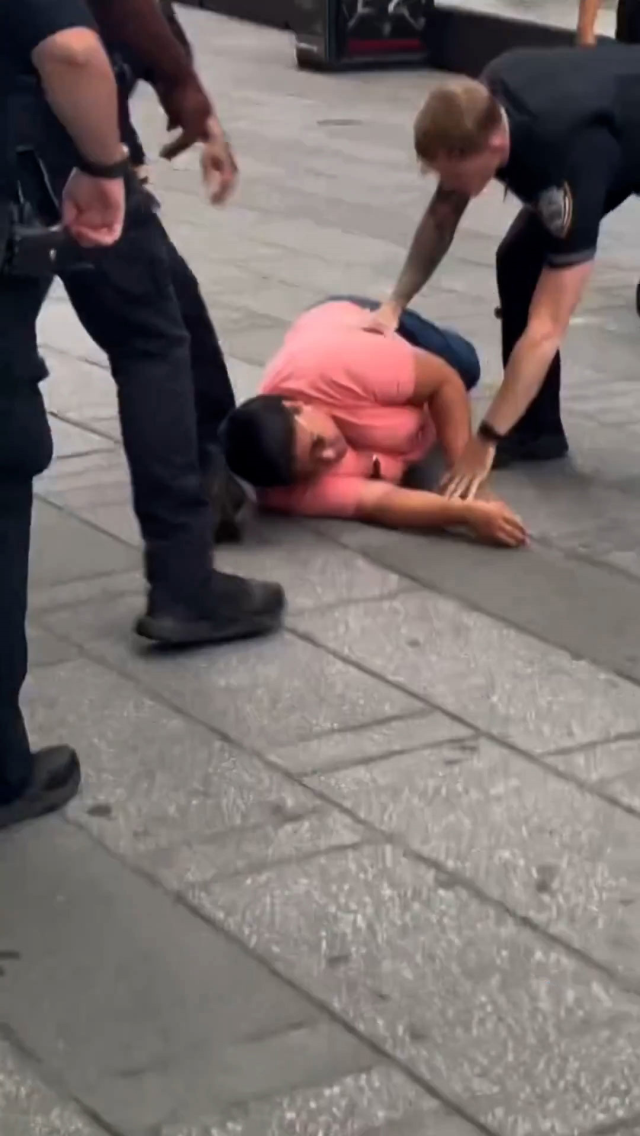 Polise bıçak çeken saldırgan vurularak etkisiz hale getirildi