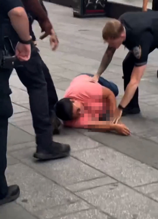 Polise bıçak çeken saldırgan vurularak etkisiz hale getirildi