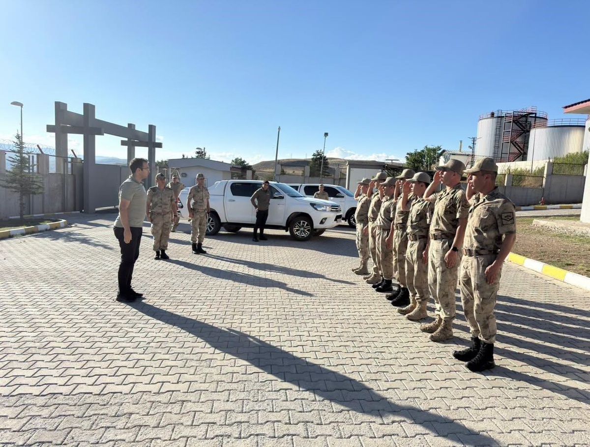 Erzincan Refahiye Kaymakamı Mehmet Furkan Taşkıran, Çavuşköy Jandarma Karakolunu ziyaret ederek güvenlik ç...