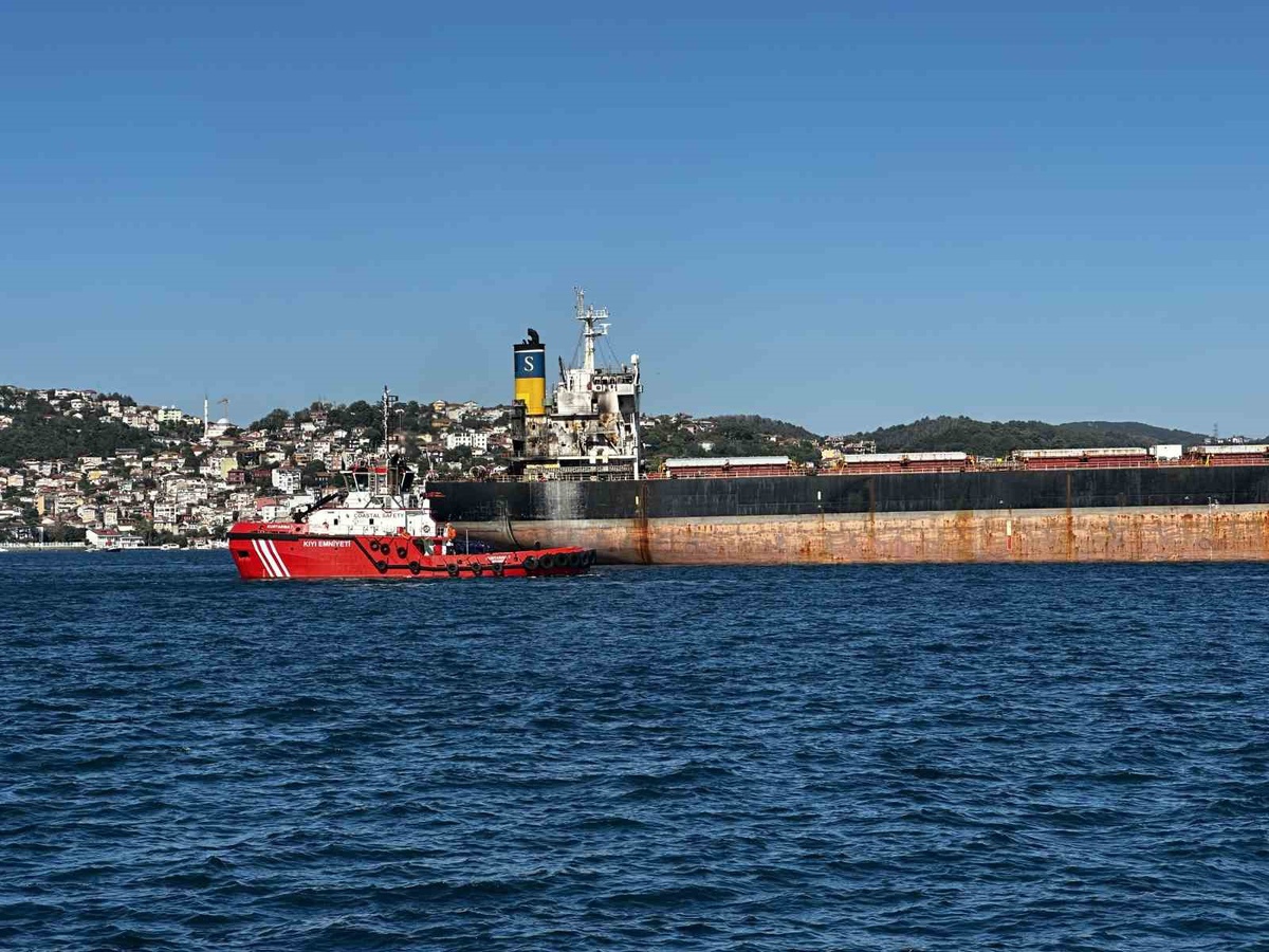 Rusya'da saldırıya uğrayan 225 metrelik dökme yük gemisi Anna-S, İstanbul Boğazı'ndan 7 römorkör eşliğinde...