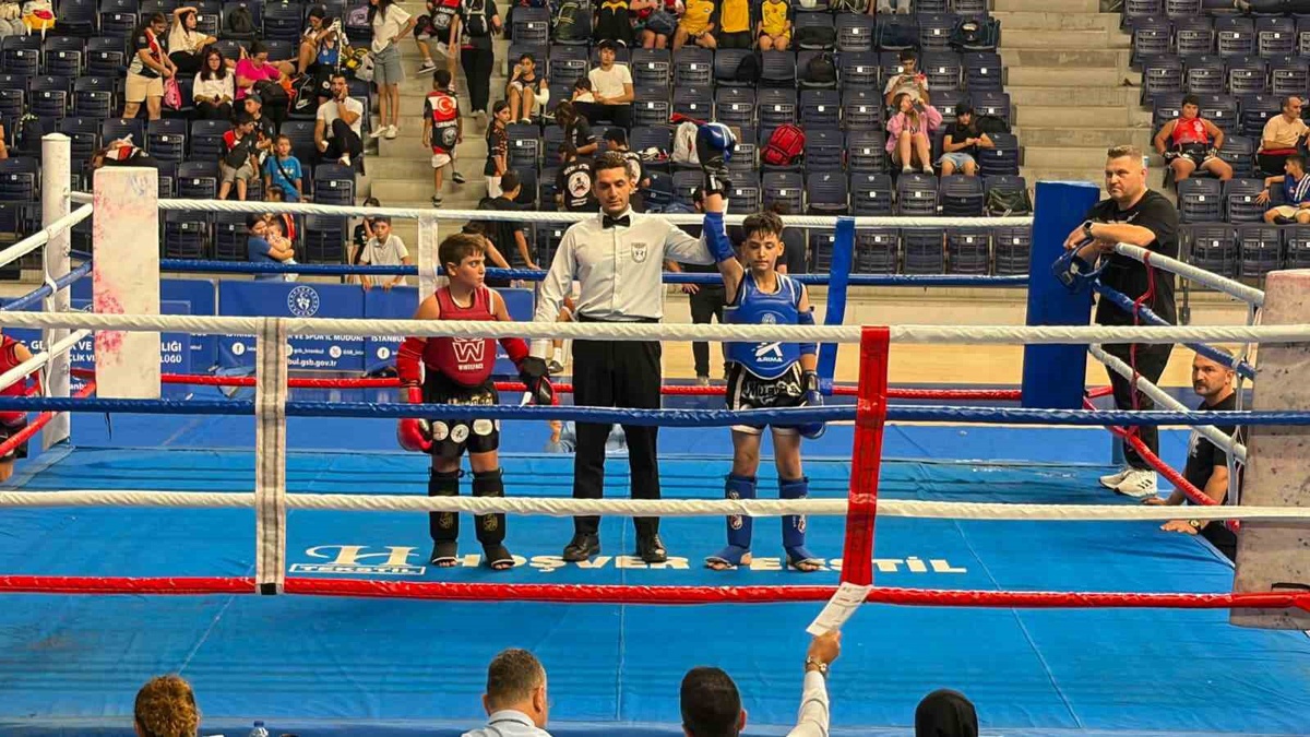 İstanbul Başakşehir'deki Muaythai Şampiyonası'nda Salihli'nin Çullu kardeşler: Zeynep şampiyon, Ali üçüncü