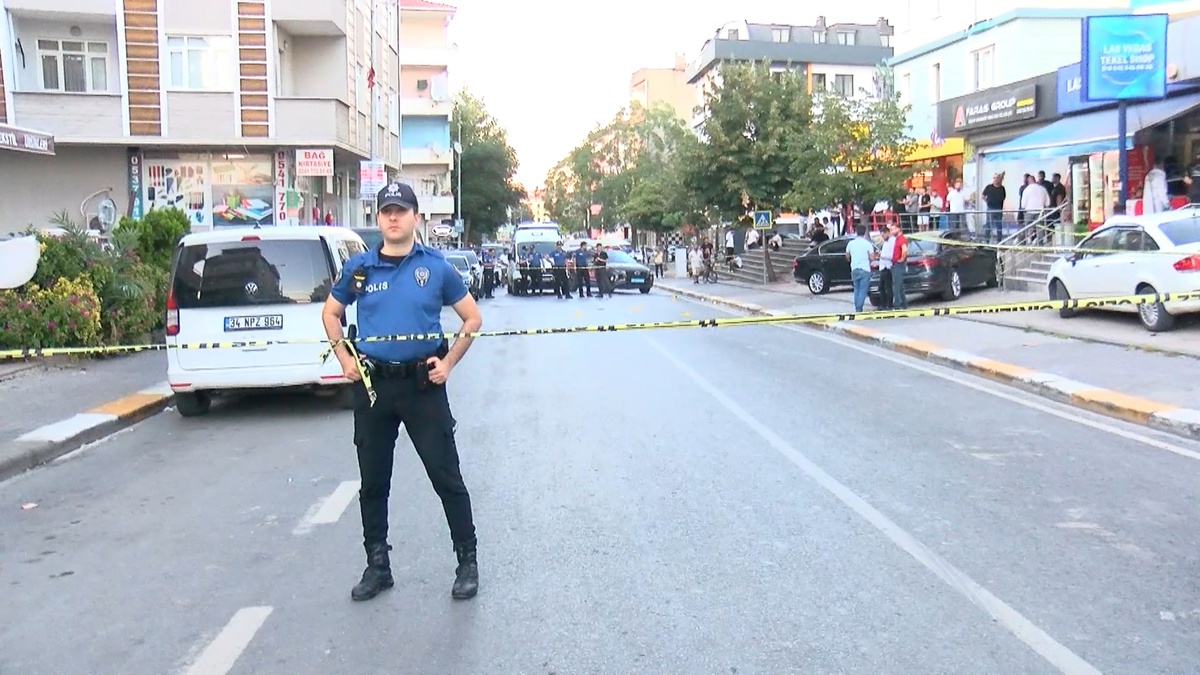Sancaktepe'de Tekel Bayisine Silahlı Saldırıda Ölen ve Yaralanan Olmadı, 2 Motosikletli Şüpheli Aranıyor