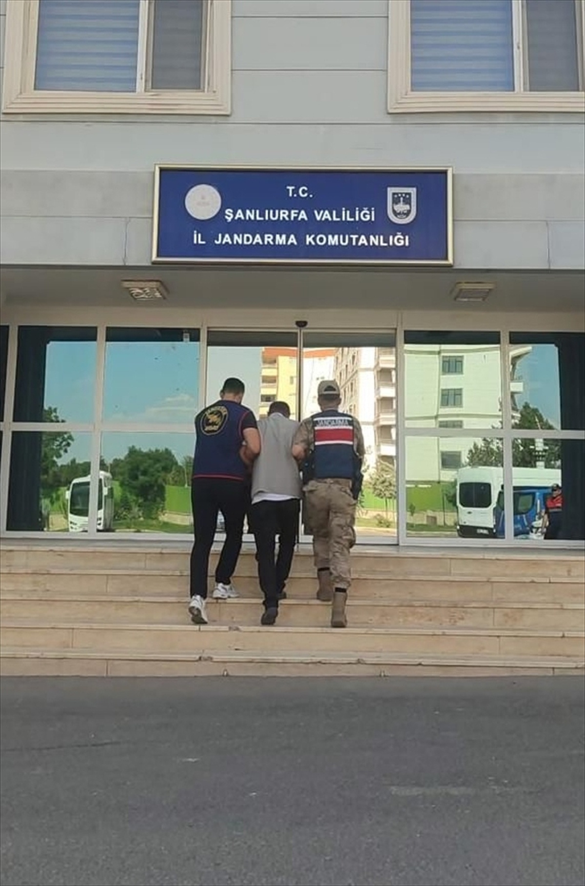 Şanlıurfa'nın Haliliye ilçesinde telefon dolandırıcılığı operasyonunda A.K. tutuklandı, İstanbul'dan 1758 ...