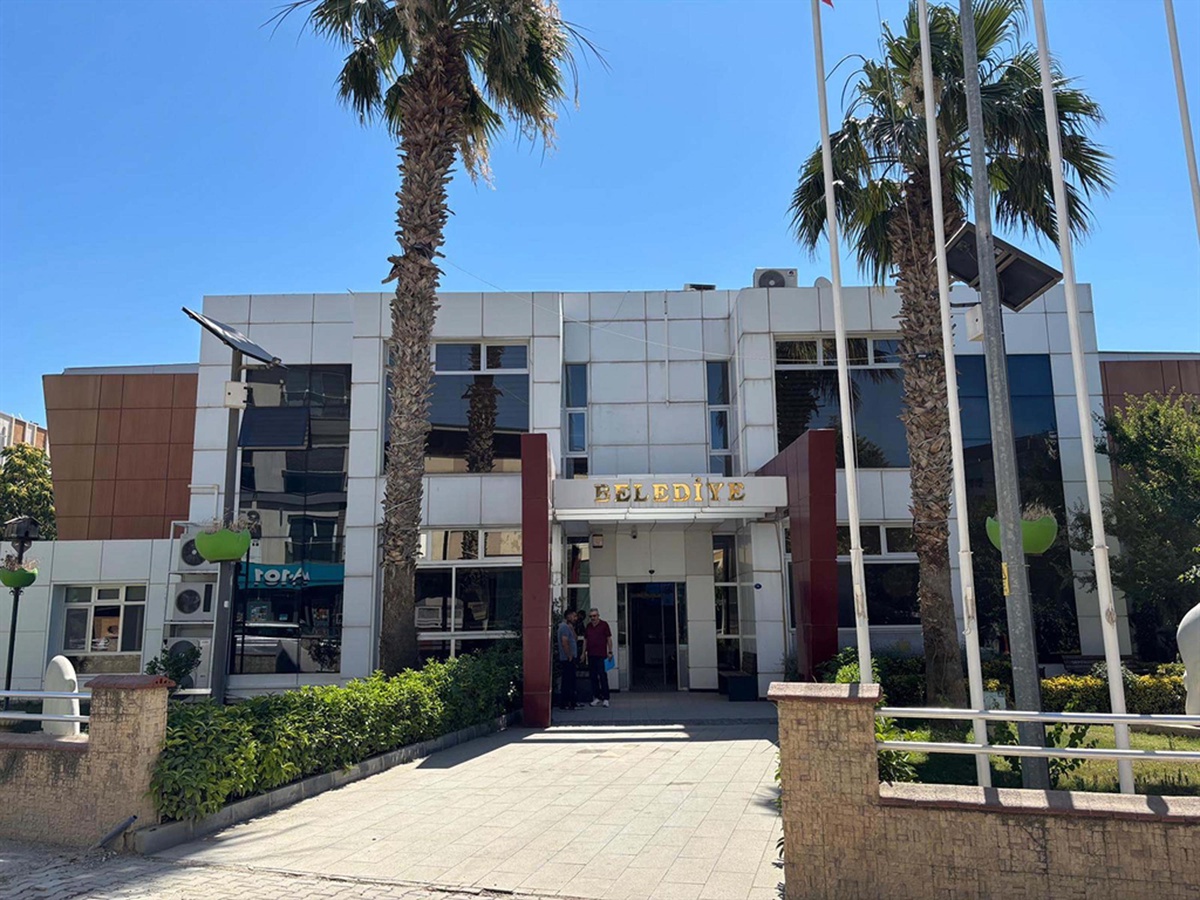 Seferihisar rüşvet soruşturmasında tutuklu başkan ve başkan yardımcısının şoförleri A.D. ile M.K. adliyeye...