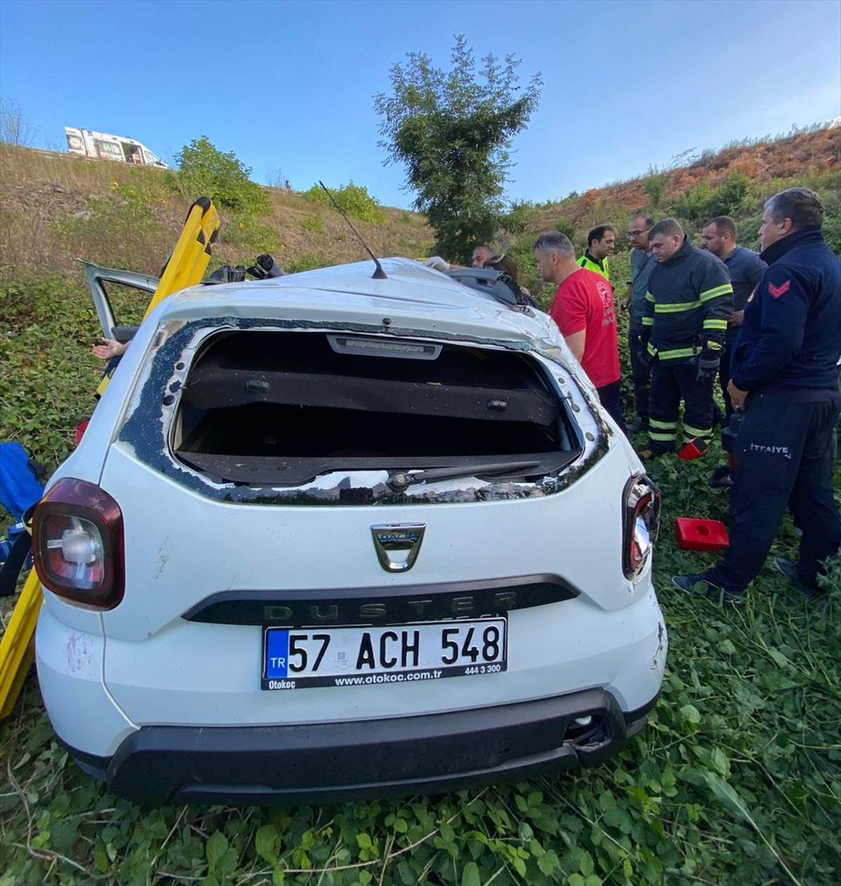Sinop\'ta Otomobil Ağaçlık Alana Devrildi: 2 Yaralı Hastaneye Kaldırıldı