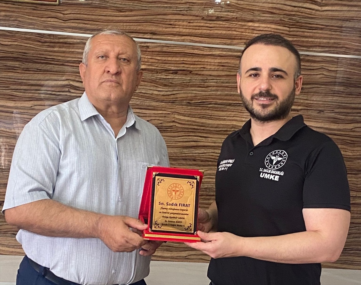 Şırnak'ta 32 yıllık sağlık emekçisi Sadık Fırat için veda töreni düzenlendi
