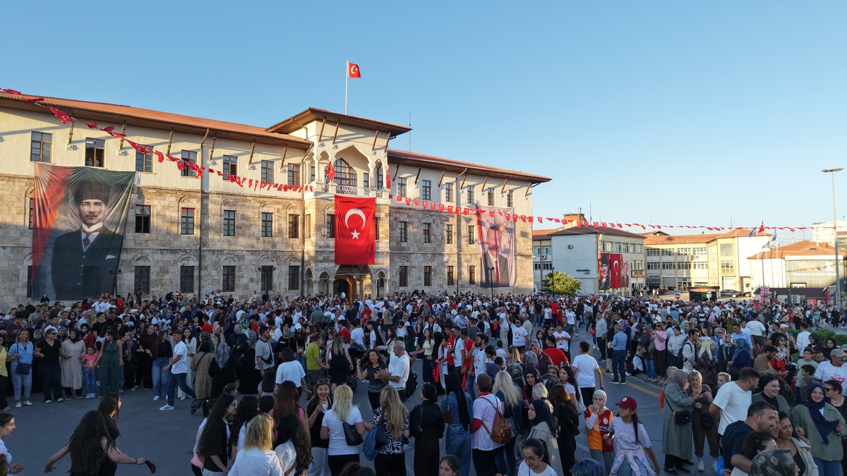 Sivas Kongresi'nin 107'nci yıl dönümünde 1058 kişi Cumhuriyet Meydanı'nda aynı anda halay çekti