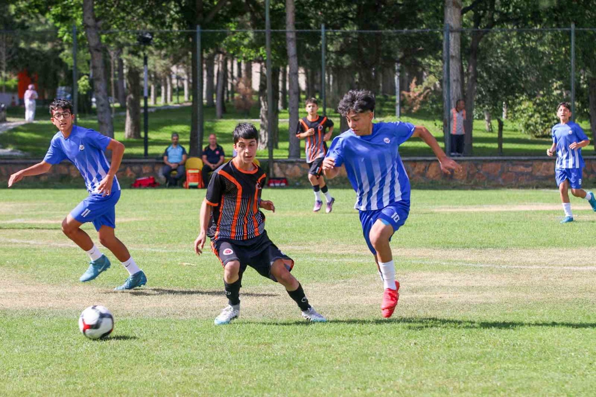 Sivas'ta 107. yıl kutlamaları kapsamında U-15 futbol turnuvası 5 takımla başladı