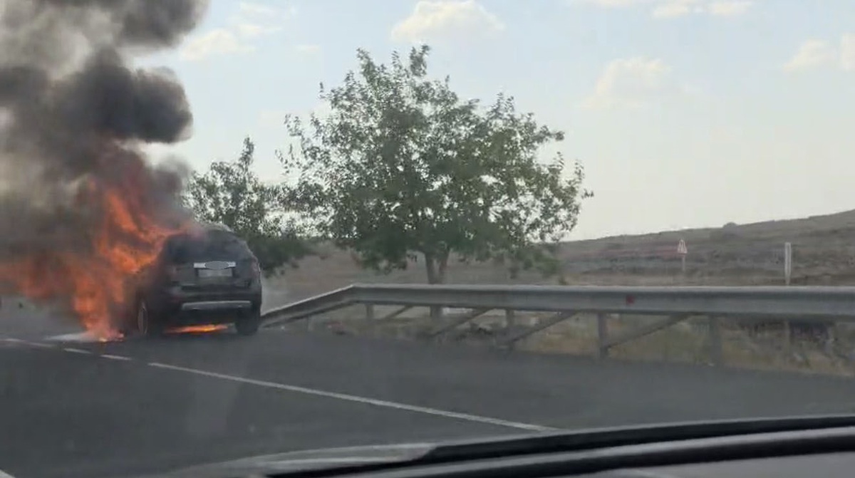 Şanlıurfa'nın Siverek ilçesinde seyir halindeki otomobil alev alev yandı, kullanılamaz hale geldi