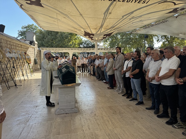 Dr. Metin Birsen Eriş, Fatih Camisi'nde kılınan cenaze namazının ardından Kozlu'daki aile kabristanında toprağa verildi