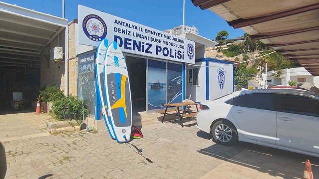 Antalya'da SUP ile Yunanistan'a gitmek isteyen 2 genç deniz polisi tarafından kurtarıldı