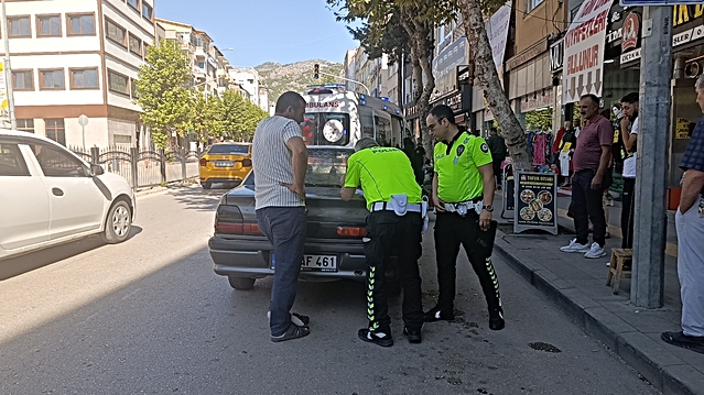 Amasya'da park halindeki otomobilin kapısı elektrikli bisikletli kadının yüzüne çarptı, gözlük camı yüzüne saplandı