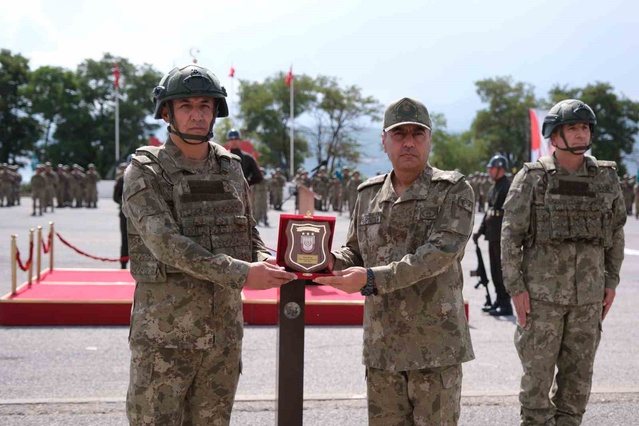 Bitlis'in Tatvan ilçesinde 10'uncu Komando Tugayı'nda sancak ve komuta devir teslim töreni yapıldı