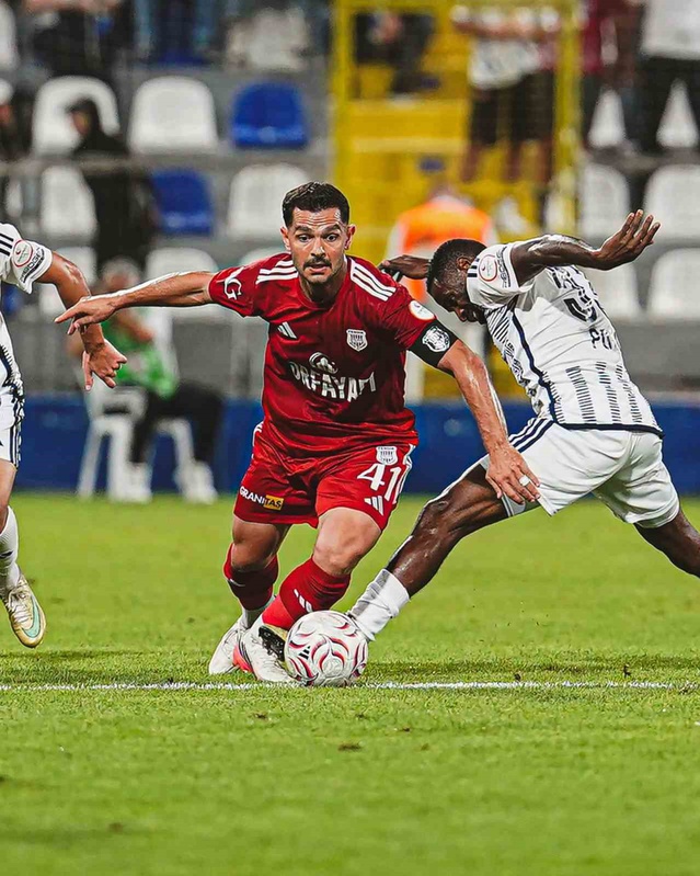 Trendyol 1. Lig'de Sarıyer, sahasında Pendikspor'u 2-0 mağlup ederek üst üste üçüncü galibiyetini aldı