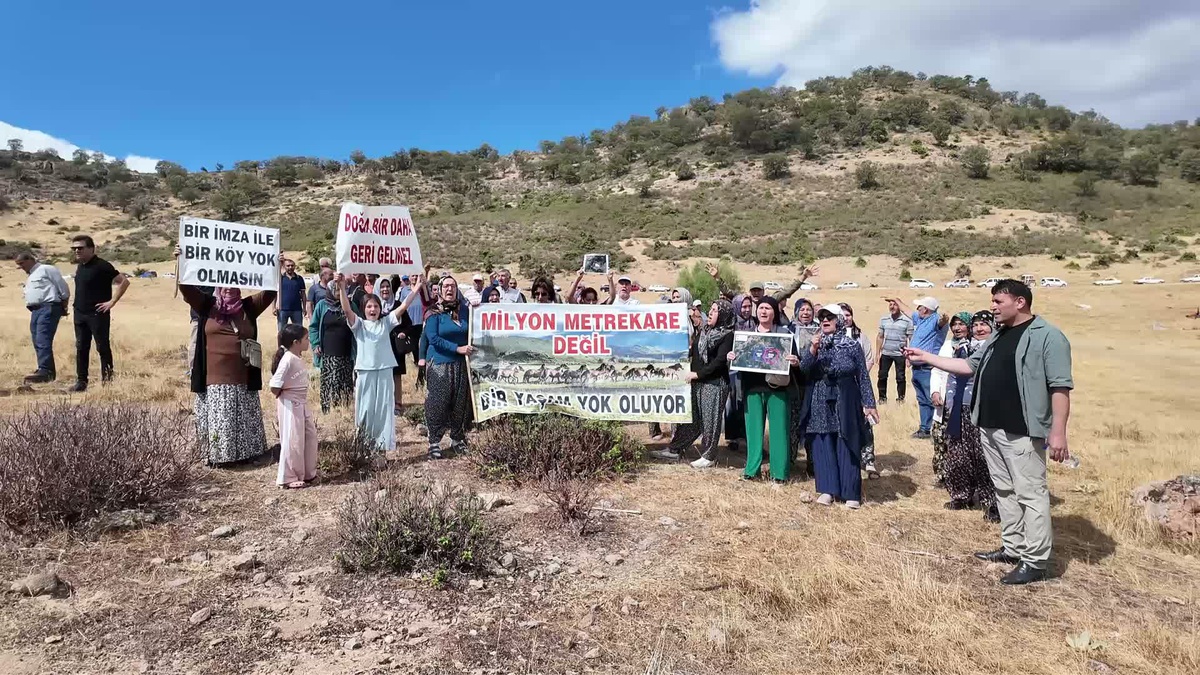 Uşak'ta 6 köyün sakinleri Murat Dağı'ndaki 3 bin 600 hektarlık maden ruhsatını protesto etti