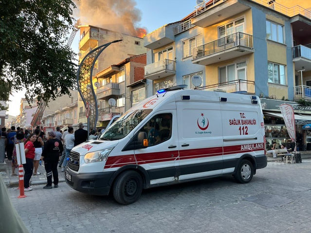 Uşak'ın Banaz İlçesinde 6 Katlı Apartmanın Çatısında Çıkan Yangın Hasara Yol Açtı