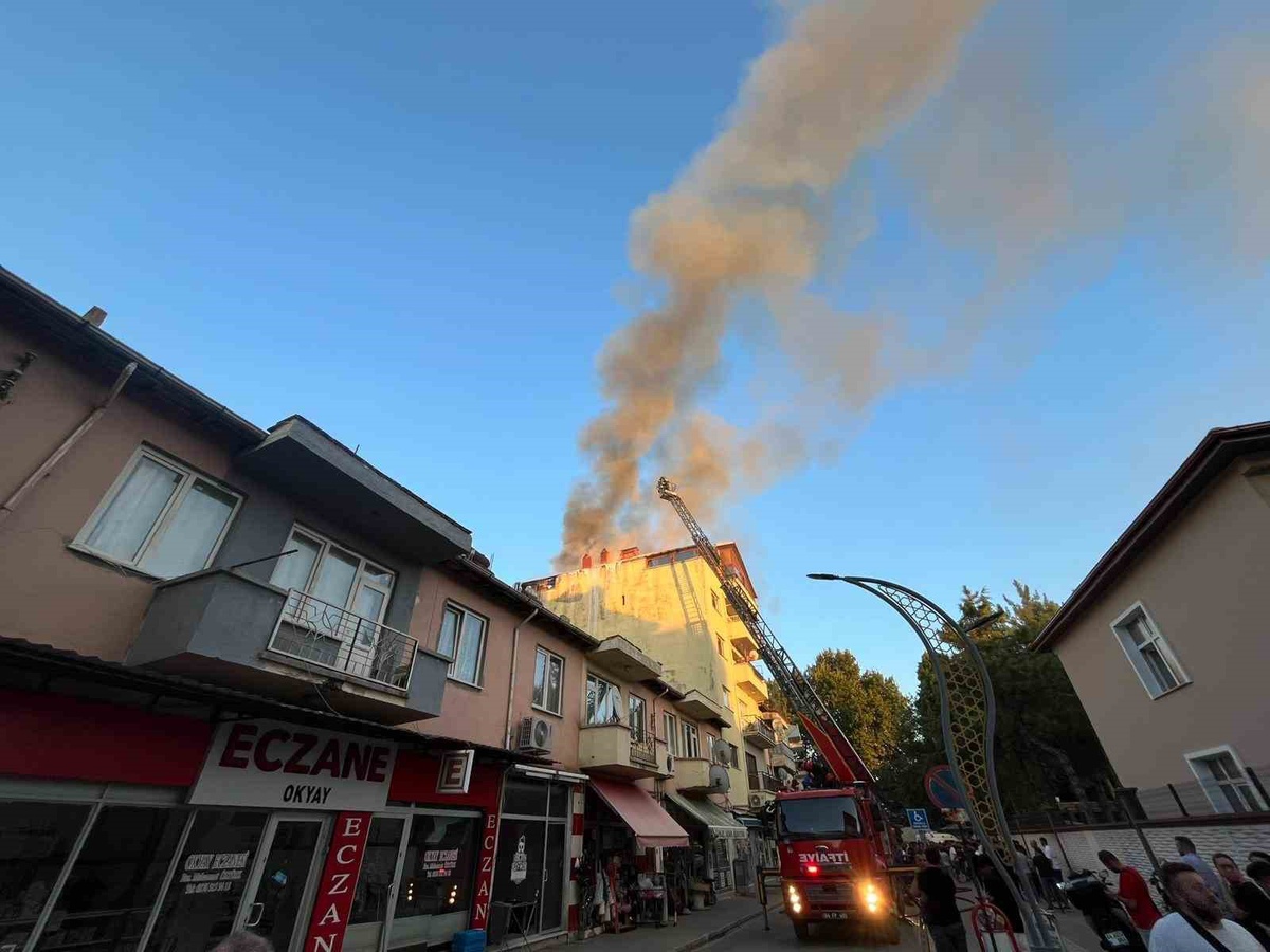 Uşak'ın Banaz ilçesinde 6 katlı apartmanın çatısında çıkan yangın büyümeden söndürüldü
