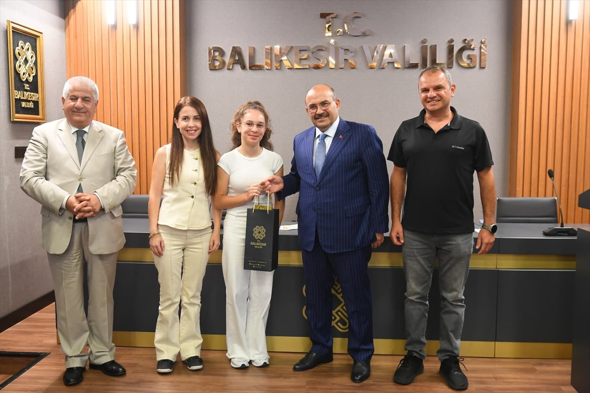 Balıkesir'de LGS'de tam puan alan 6, YKS'de ilk 100'e giren 7 öğrenci Vali Ustaoğlu'nu ziyaret etti