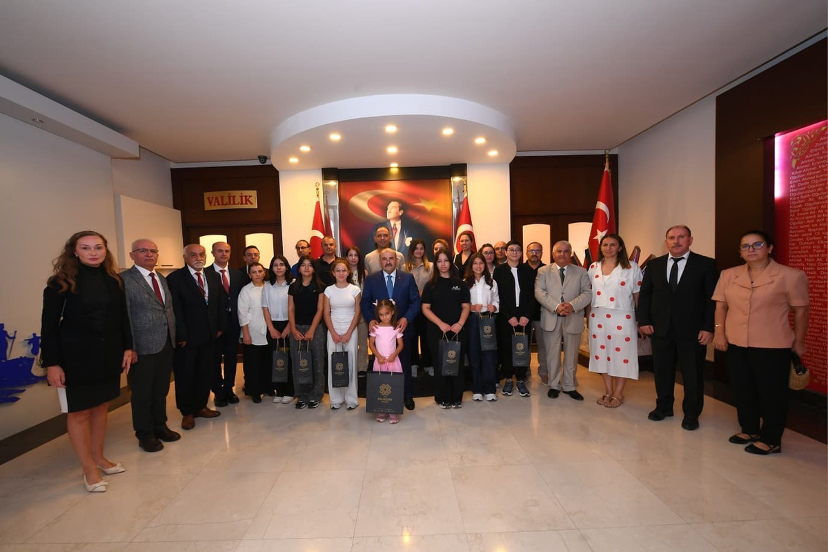 Balıkesir'de LGS'de tam puan alan ve YKS'de ilk 100'e giren 13 öğrenciyi Vali Ustaoğlu tebrik etti