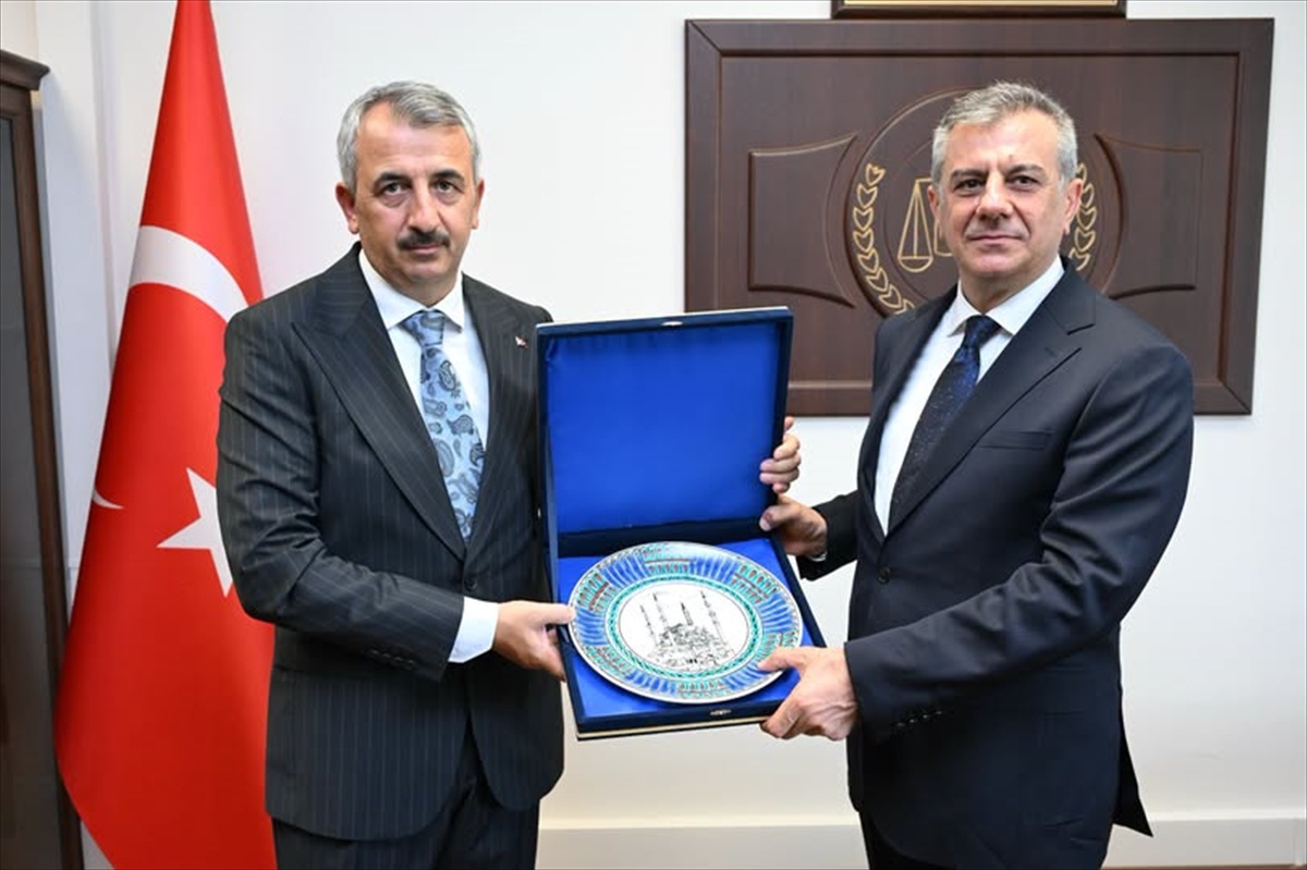Edirne Valisi Sezer, Bölge İdare Mahkemesi Başkanı olarak göreve başlayan Kahraman'ı makamında ziyaret etti