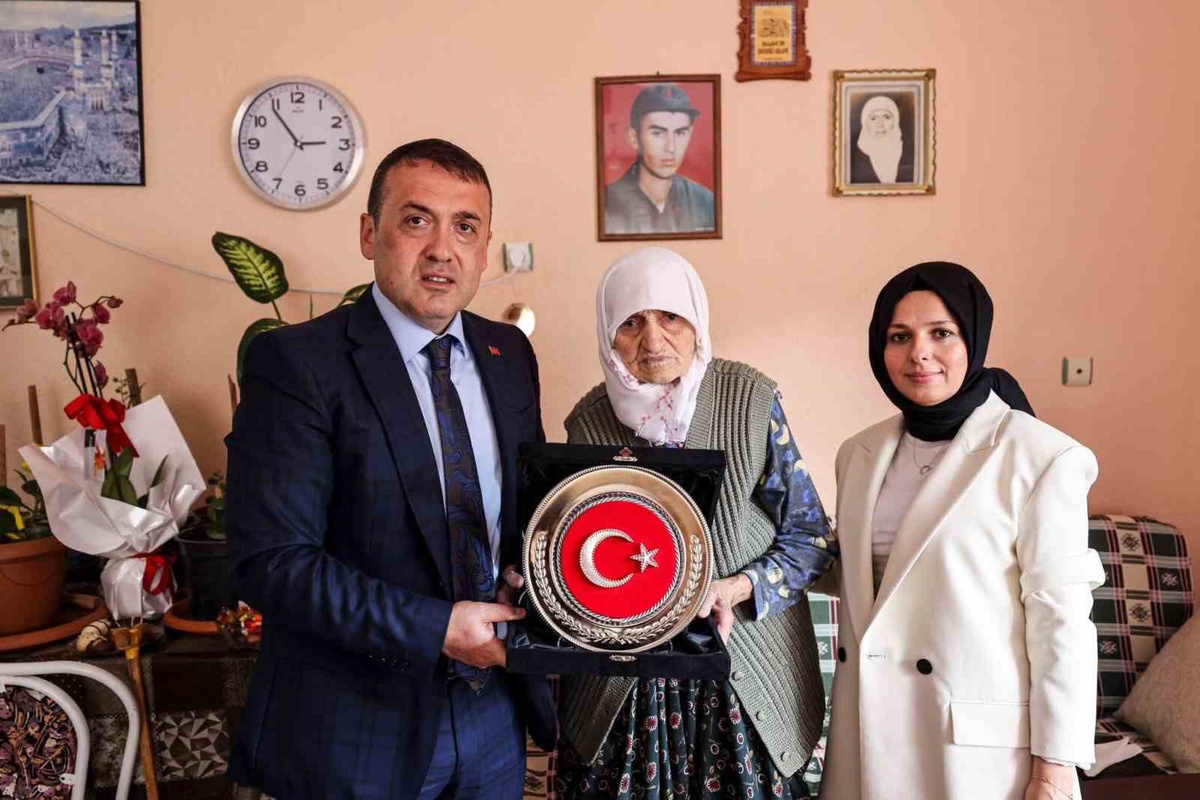 Vali Sözer, Şehit Annesi 'Şeker Nine'yi Ziyaret Etti