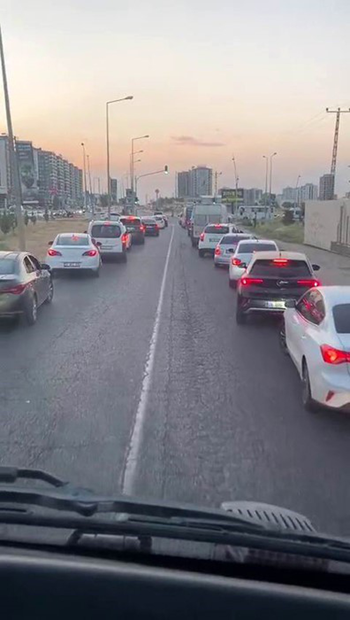 Diyarbakır'da itfaiye aracına duyarlı sürücülerden fermuar sistemiyle yol