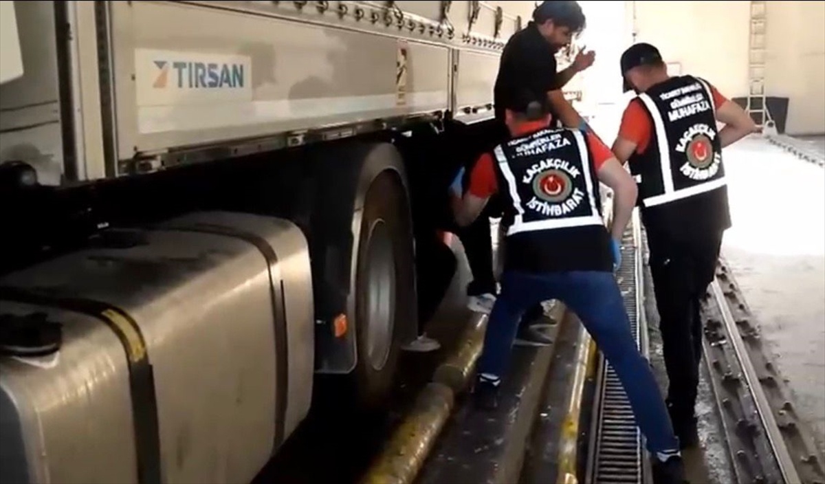 Yurt Dışına Çıkış Yasağını Aşmaya Çalıştı