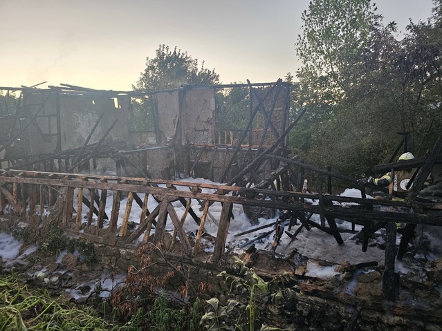 Bursa'nın İnegöl ilçesine bağlı kırsal Yiğitköy Mahallesi'nde 2 katlı metruk binada gece yangını