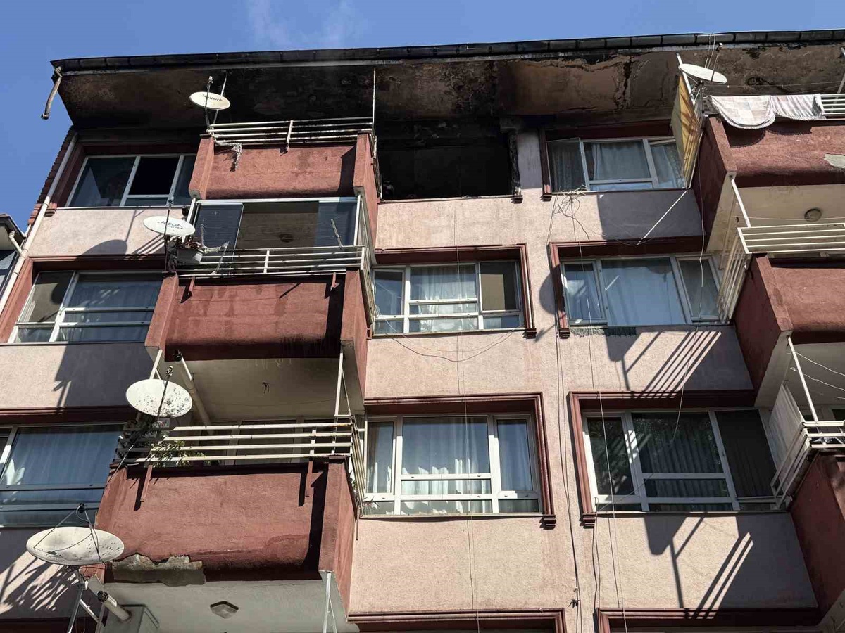 Sakarya Adapazarı'nda 4 katlı binanın üst katında çıkan yangın, dairede hasara yol açtı