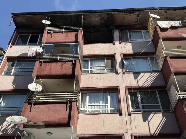 Sakarya Adapazarı'nda 4 katlı binanın üst katında çıkan yangın, dairede hasara yol açtı