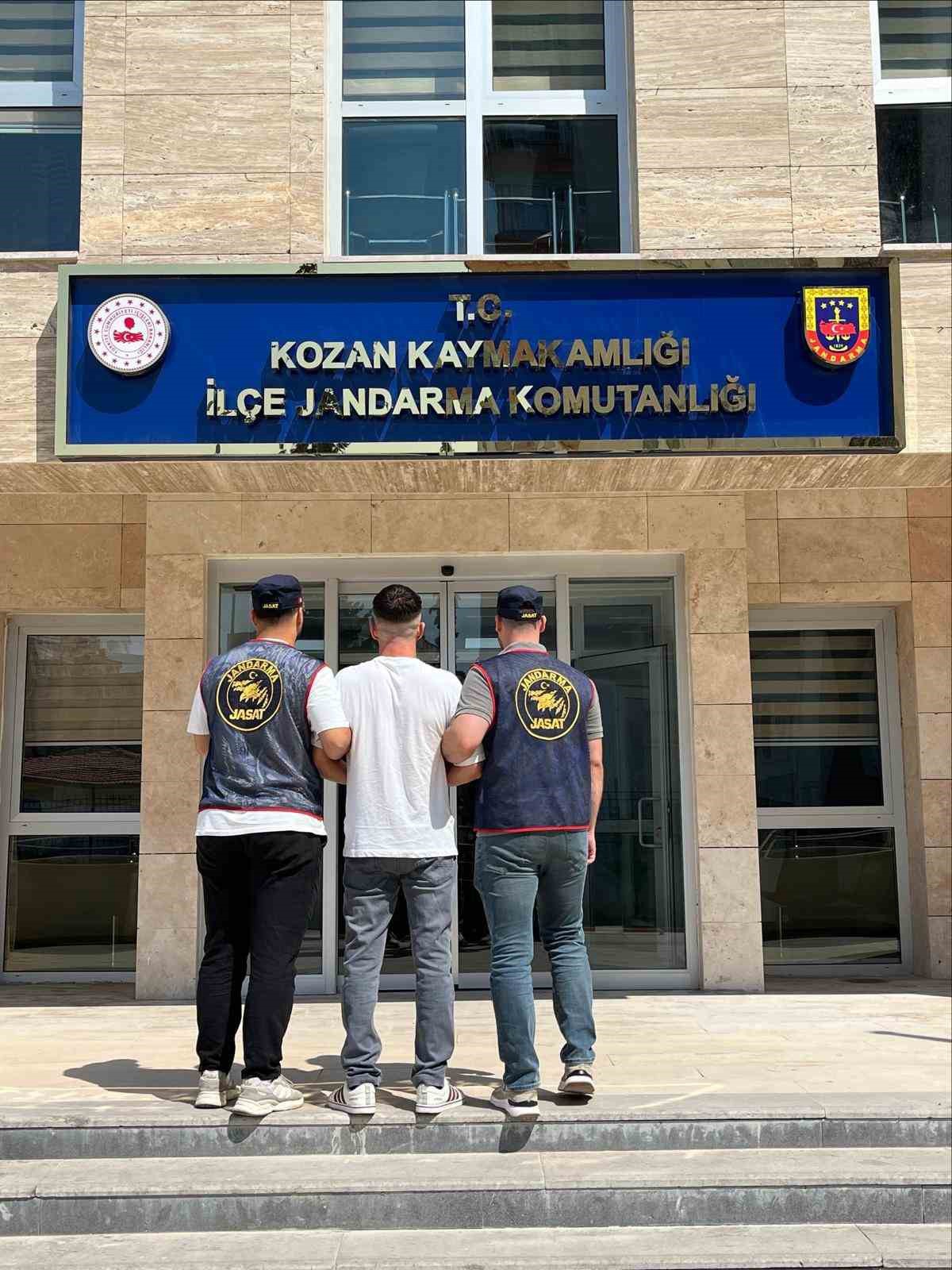 Adana Kozan'da jandarma operasyonu, bilişim suçundan 17 yıl kesinleşmiş hapis cezası olan hükümlü Ö.A'yı y...